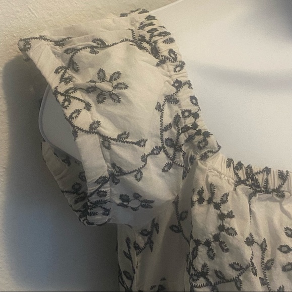 GUESS White & Black Eyelet Short Sleeve Crop Top Sz Small - Picture 3 of 4